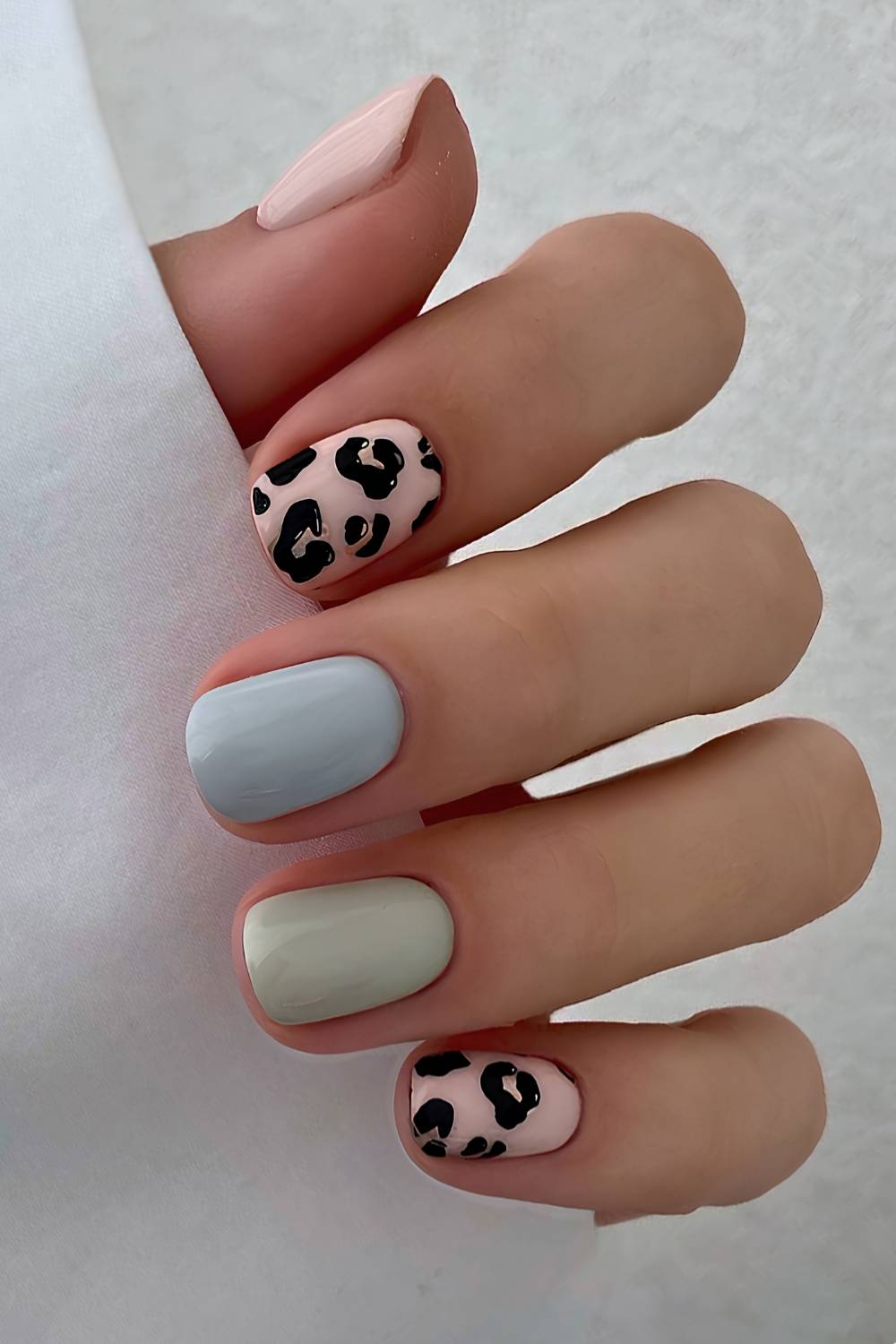 Pastellnaegel mit Leopardenmuster
