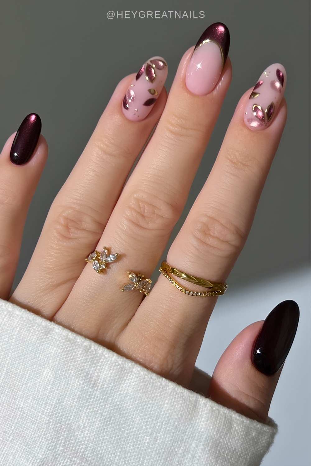 Pflaumenfarbene Cat Eye Naegel mit Blumen