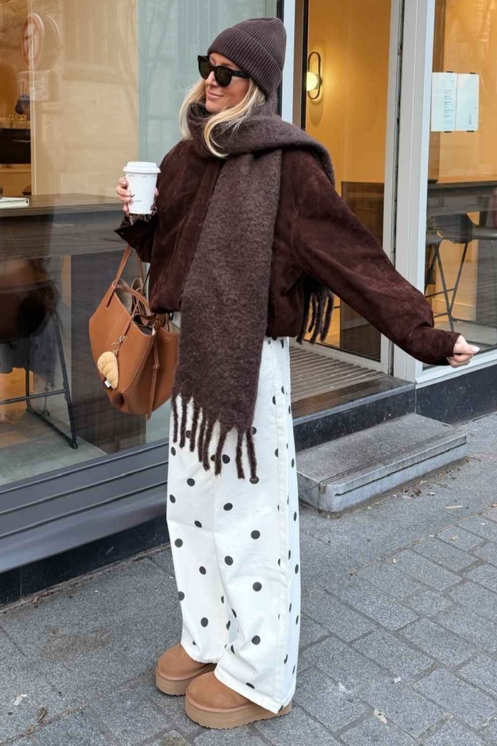 Polka Dot Jeans mit brauner Wildlederjacke und Ultra Mini UGGs