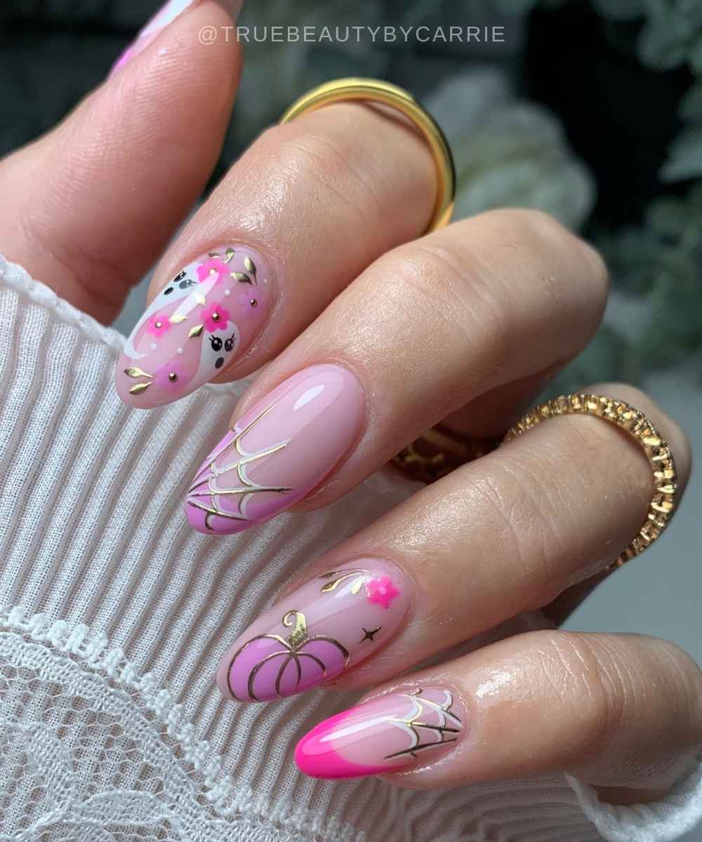 Rosa Halloween Naegel mit Kuerbissen und Spinnennetzen