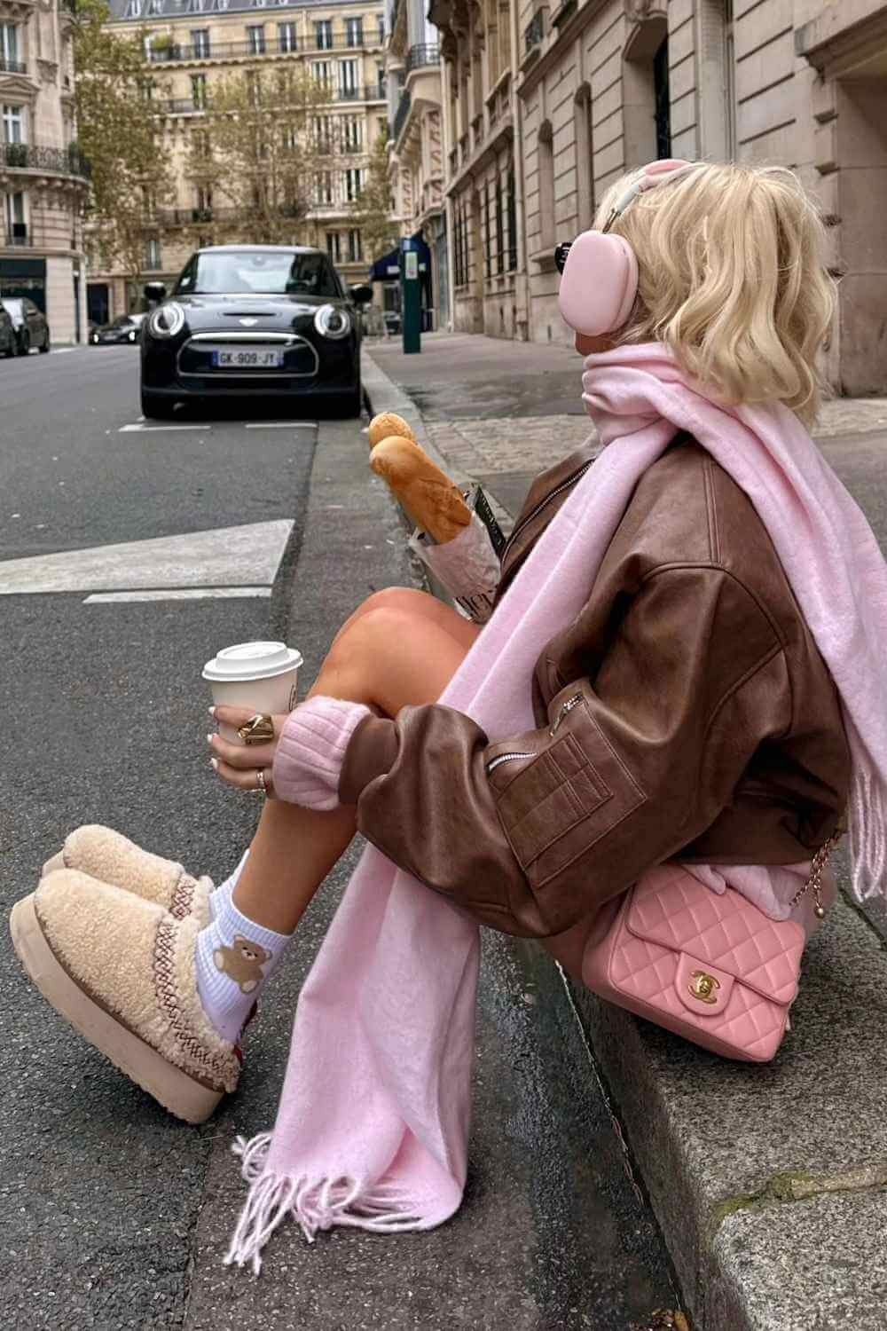 Rosa Schal mit brauner Bomberjacke und Shearling Platform Slippern