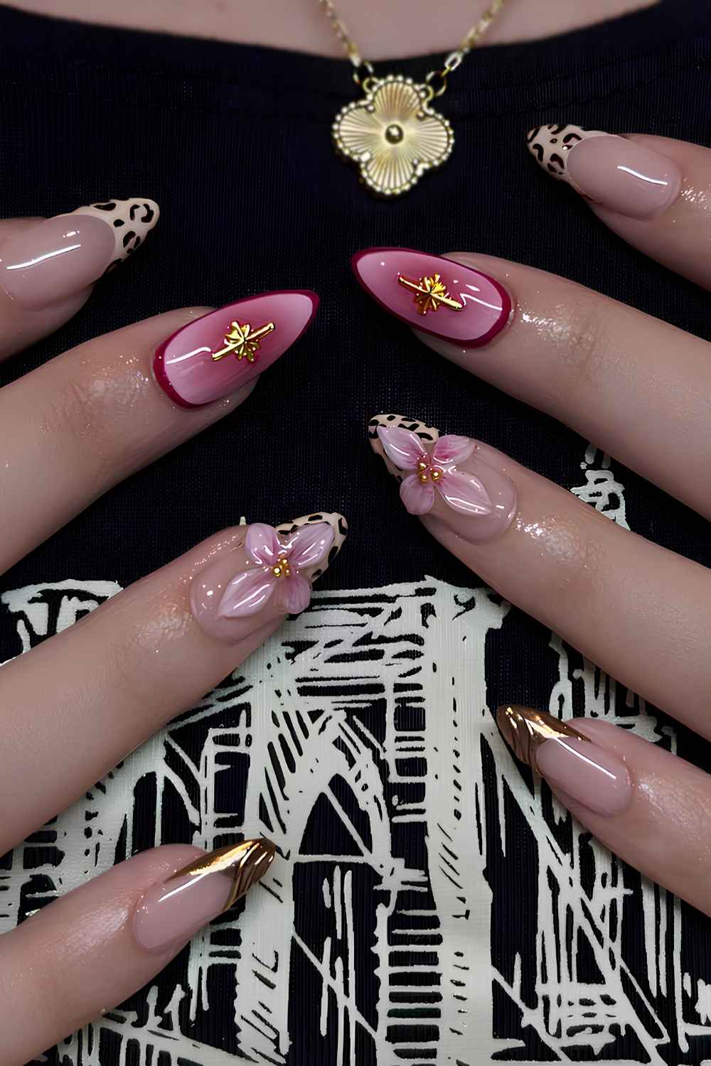 Rosa goldene Manikuere mit Blumen und Leopardenmuster