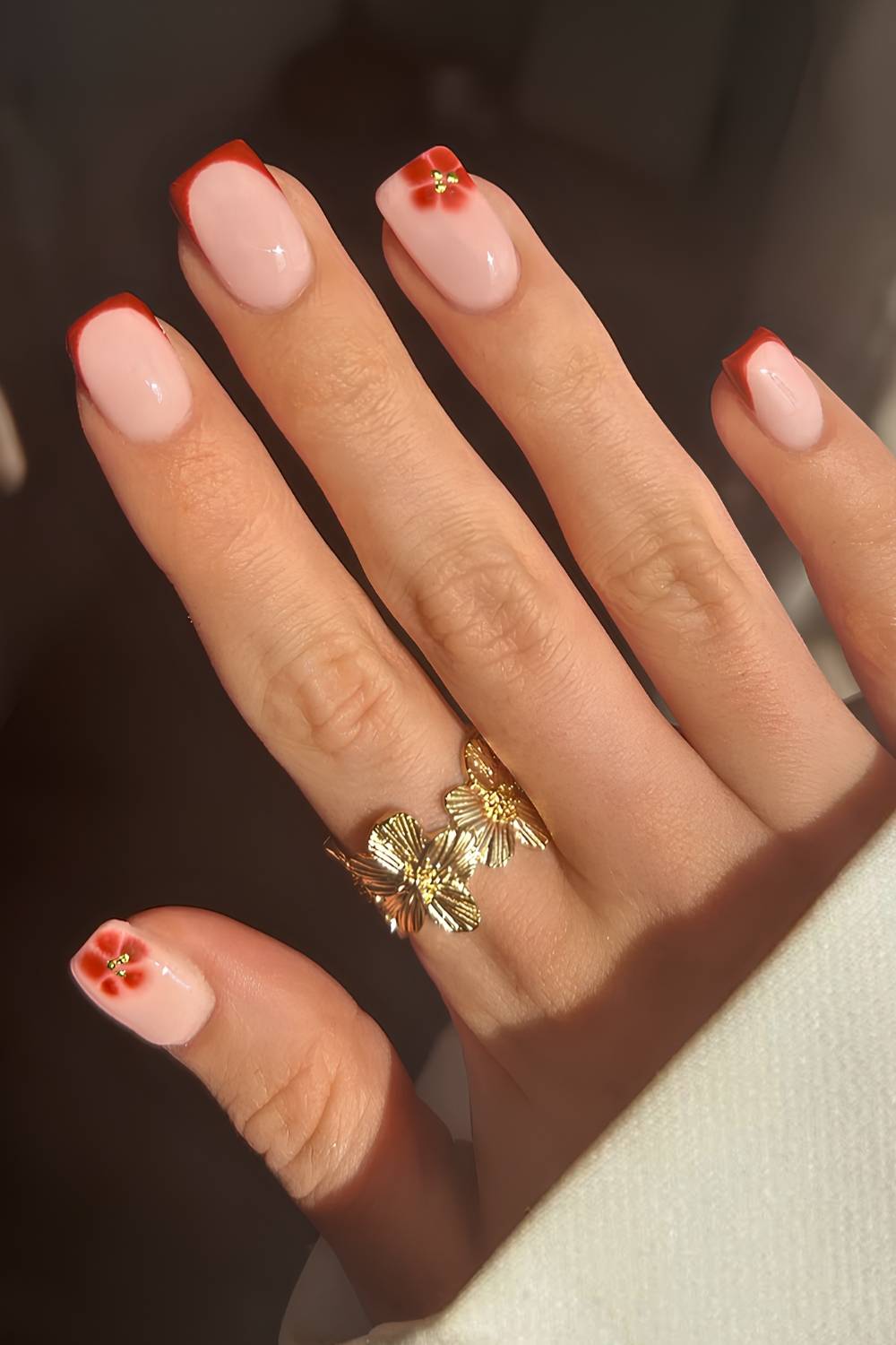 Rostorange French Manikuere mit Blooming Gel Blumen