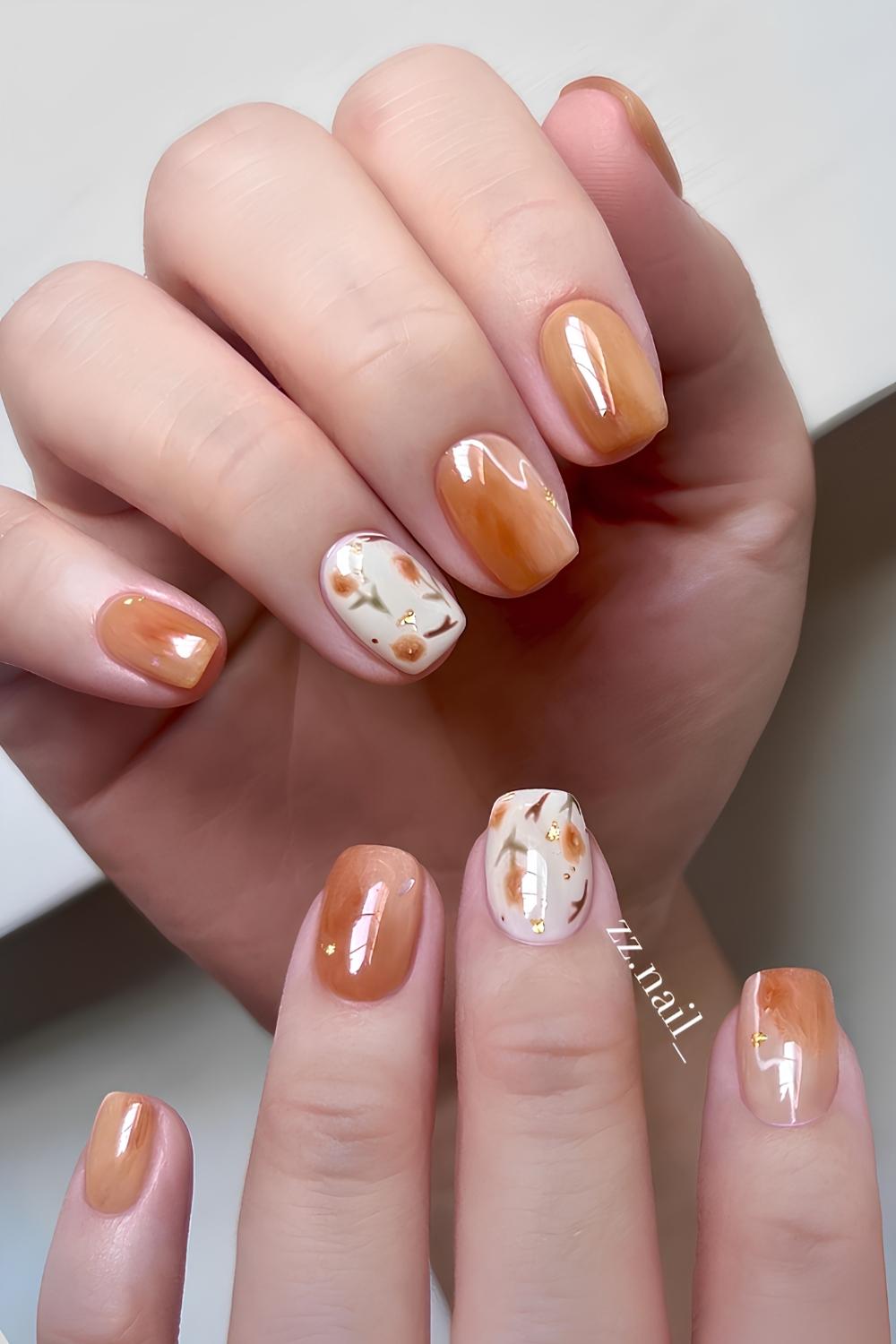 Rostorange Manikuere mit Blumen