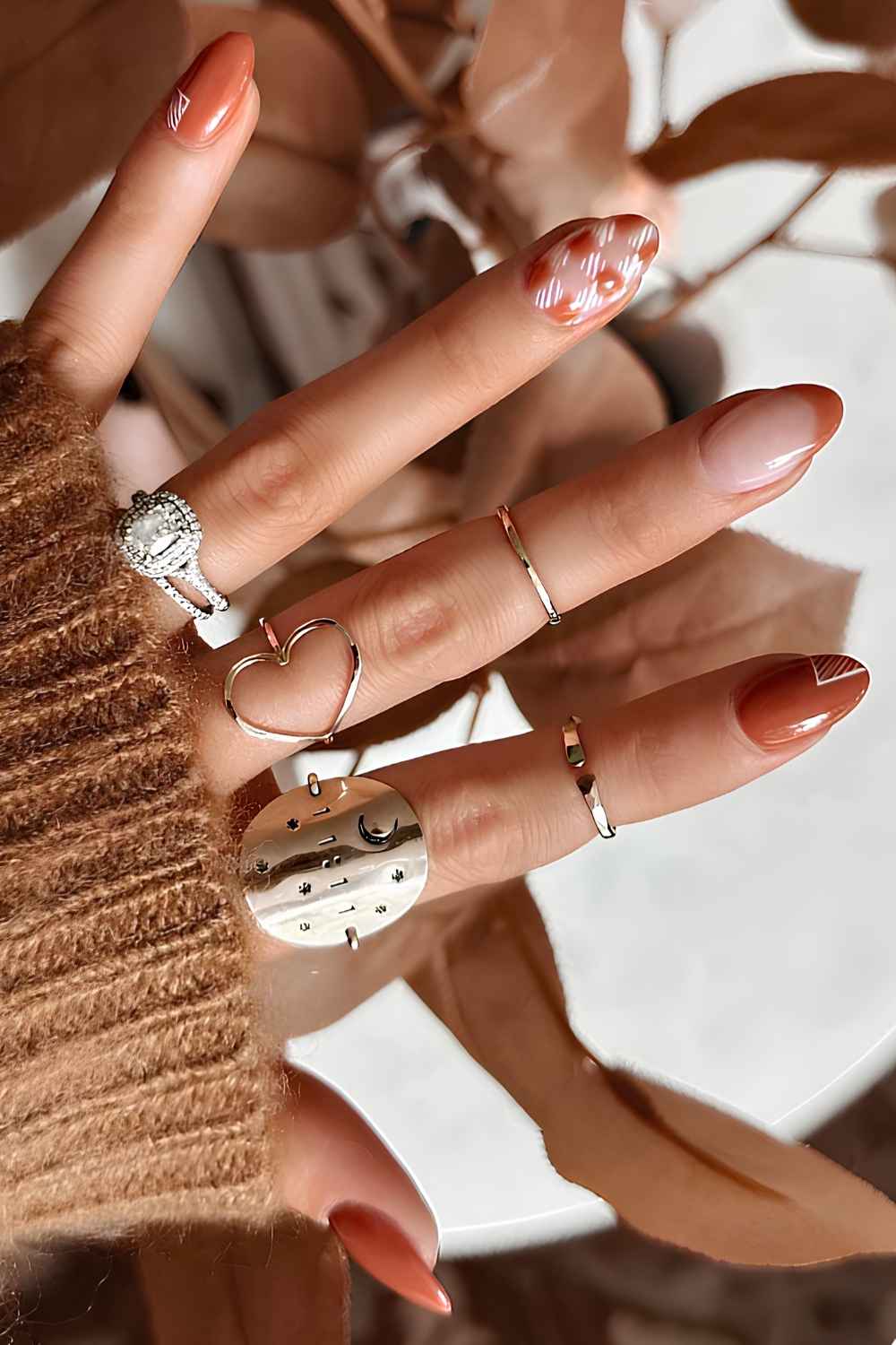 Rostorange Mix and Match Naegel mit Schachbrettmuster