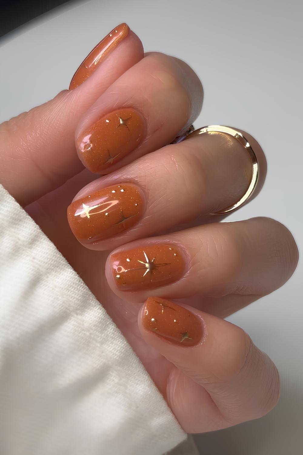Rostorange Naegel mit Chrome Sternen