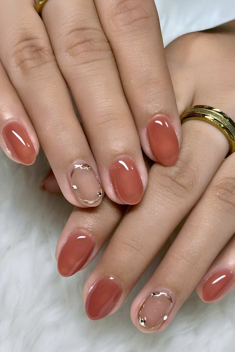 Rostorange Naegel mit Metallic Akzenten