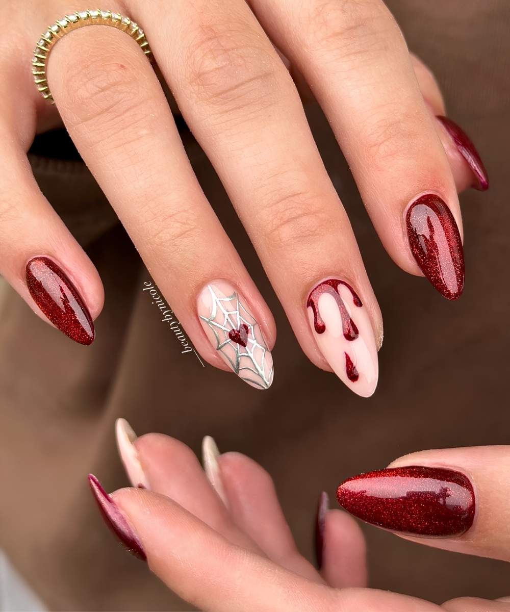 Rote Glitzer Naegel mit Spinnennetz und Blood Drips