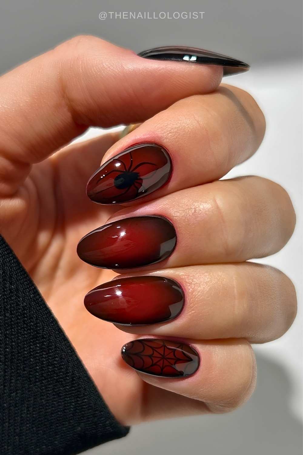 Rote und schwarze Aura Naegel mit Spinne