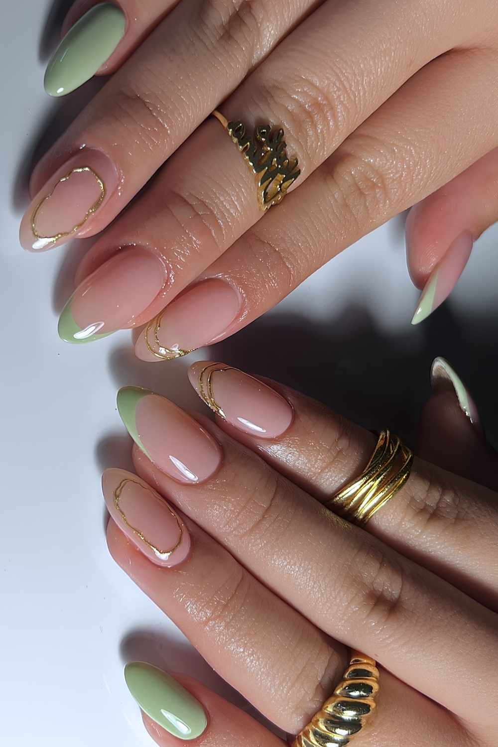 Salbeigruene Naegel mit Golddetails