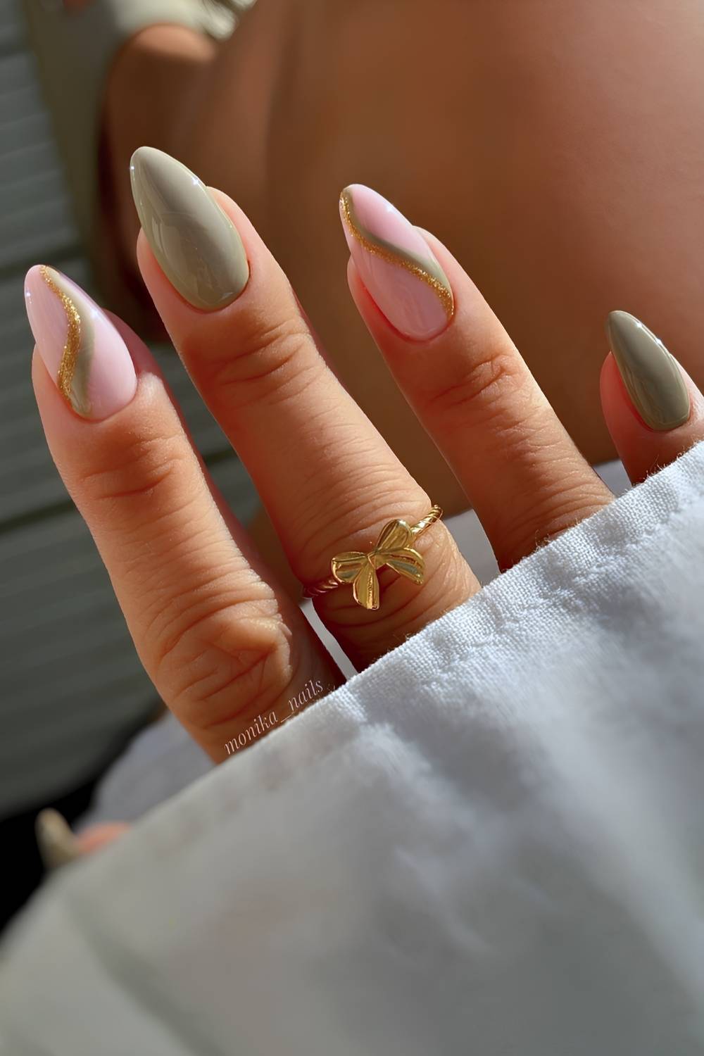 Salbeigruene Naegel mit goldenen Glitzerlinien