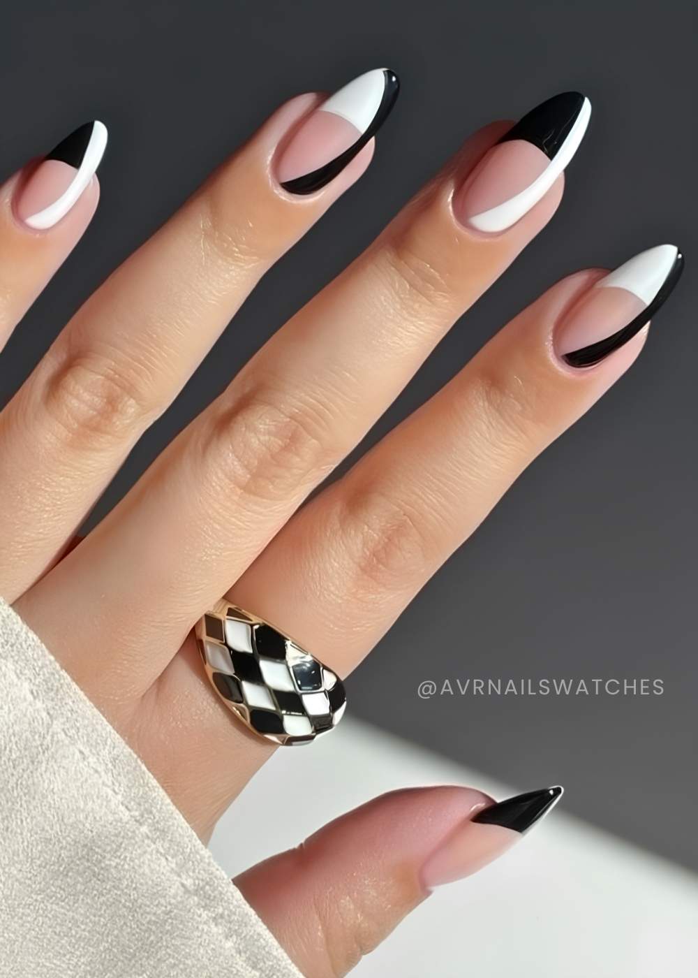 Schwarz weisse French Tips mit grafischen Linien