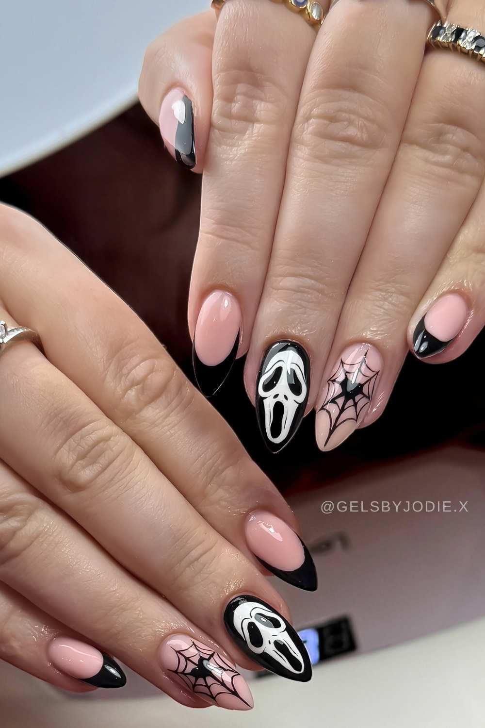 Schwarz weisse Ghostface Naegel
