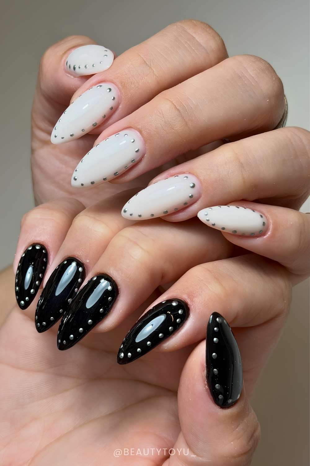 Schwarz weisse Naegel mit Metallic Punktrahmen