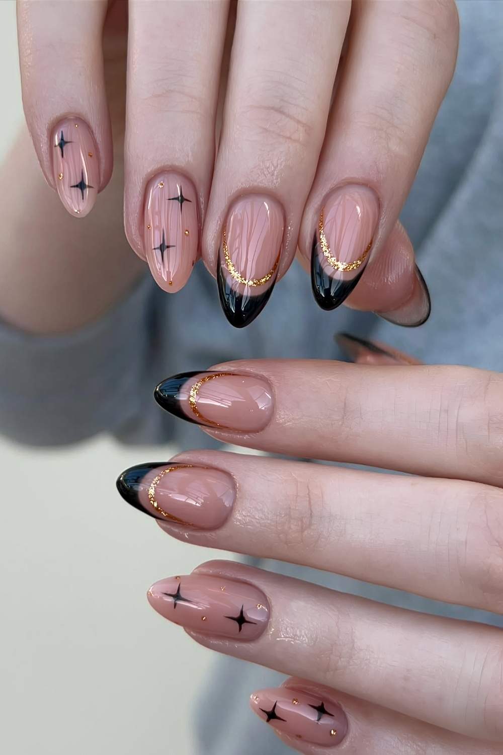 Schwarze French Naegel mit Goldglitzer und Sternen