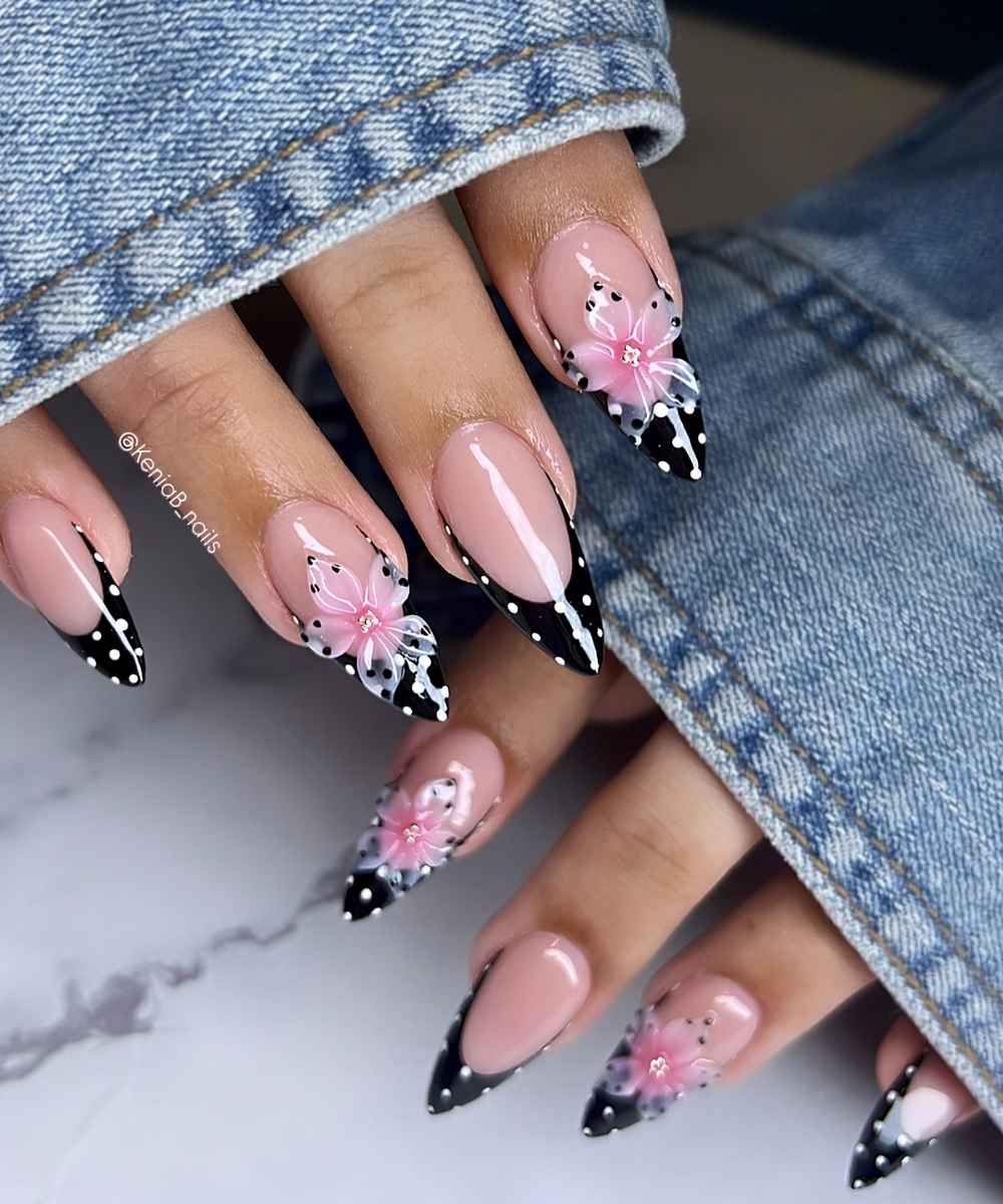 Schwarze French Naegel mit Punkten und rosa Blumen