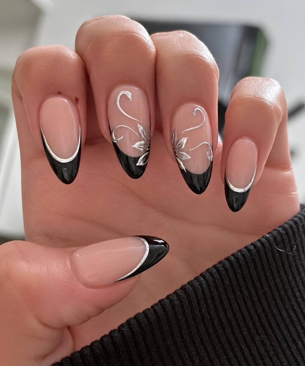 Schwarze French Naegel mit Silberkonturen und Blumen