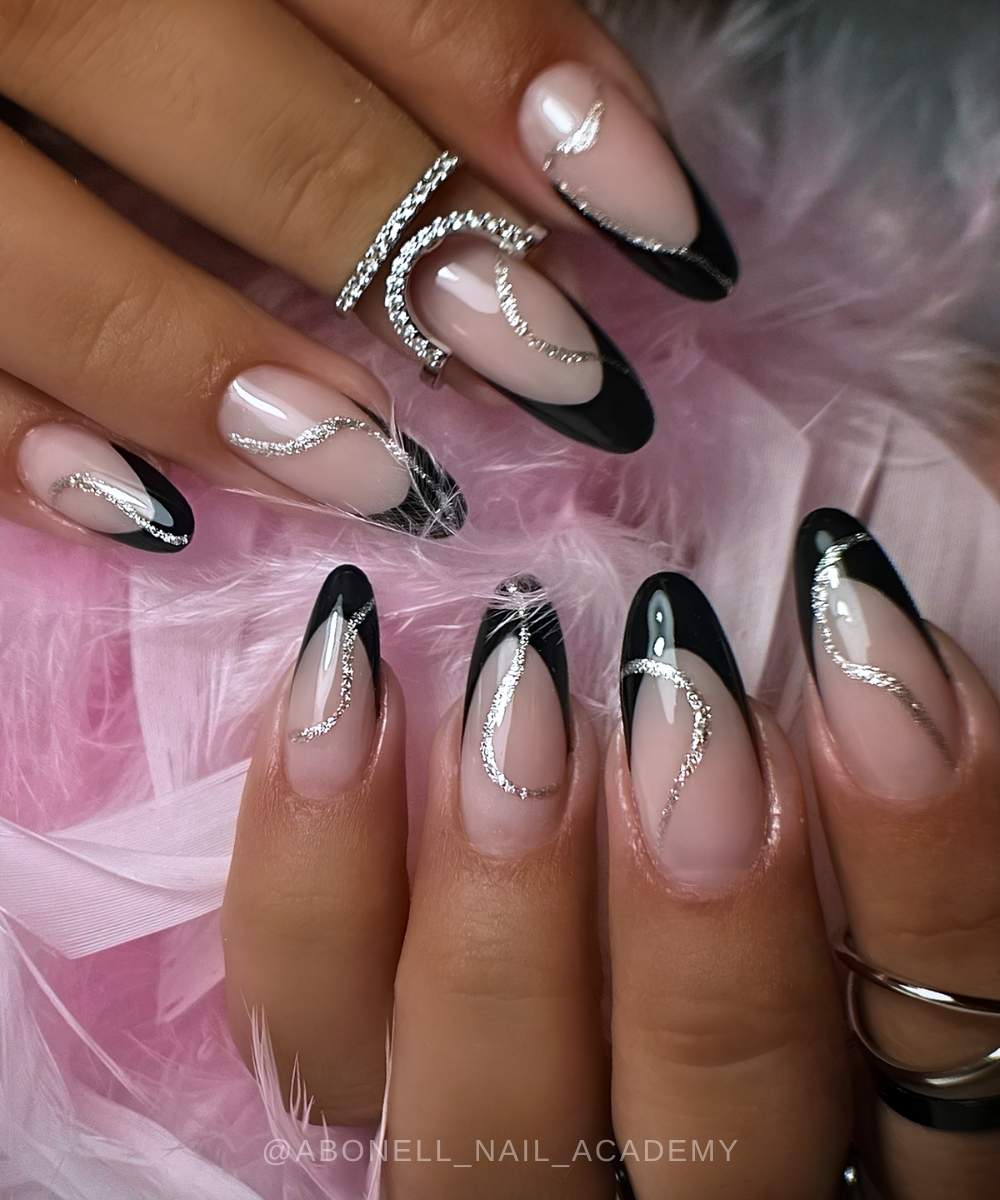 Schwarze French Naegel mit silbernen Glitzerlinien