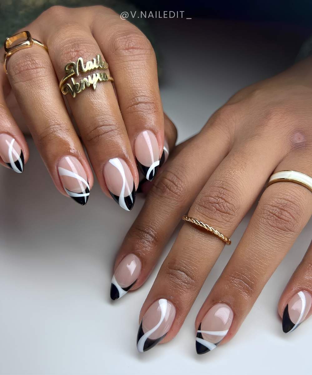 Schwarze French Tips mit weissen Wellenlinien