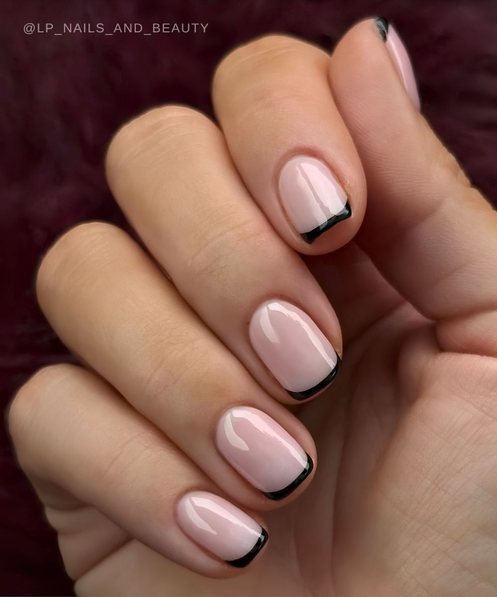 Schwarze Micro French Manikuere