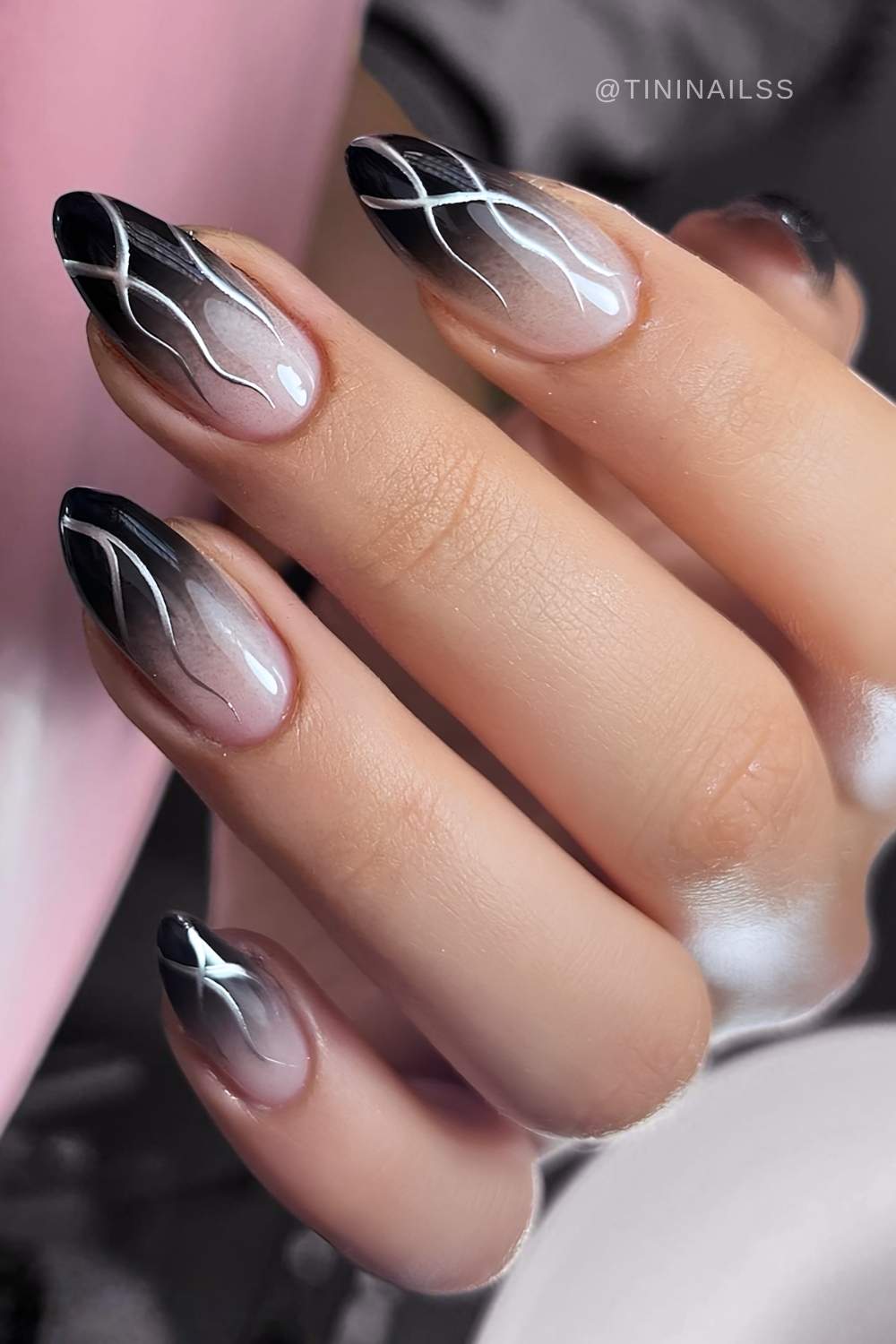 Schwarze Ombre Naegel mit Silber Chrome Linien