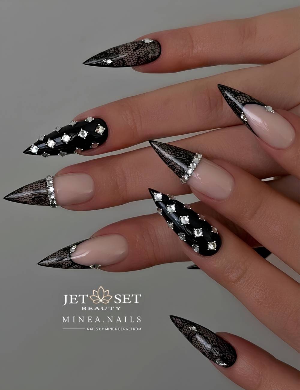 Schwarze Stiletto Naegel mit Strass und Armreif Design