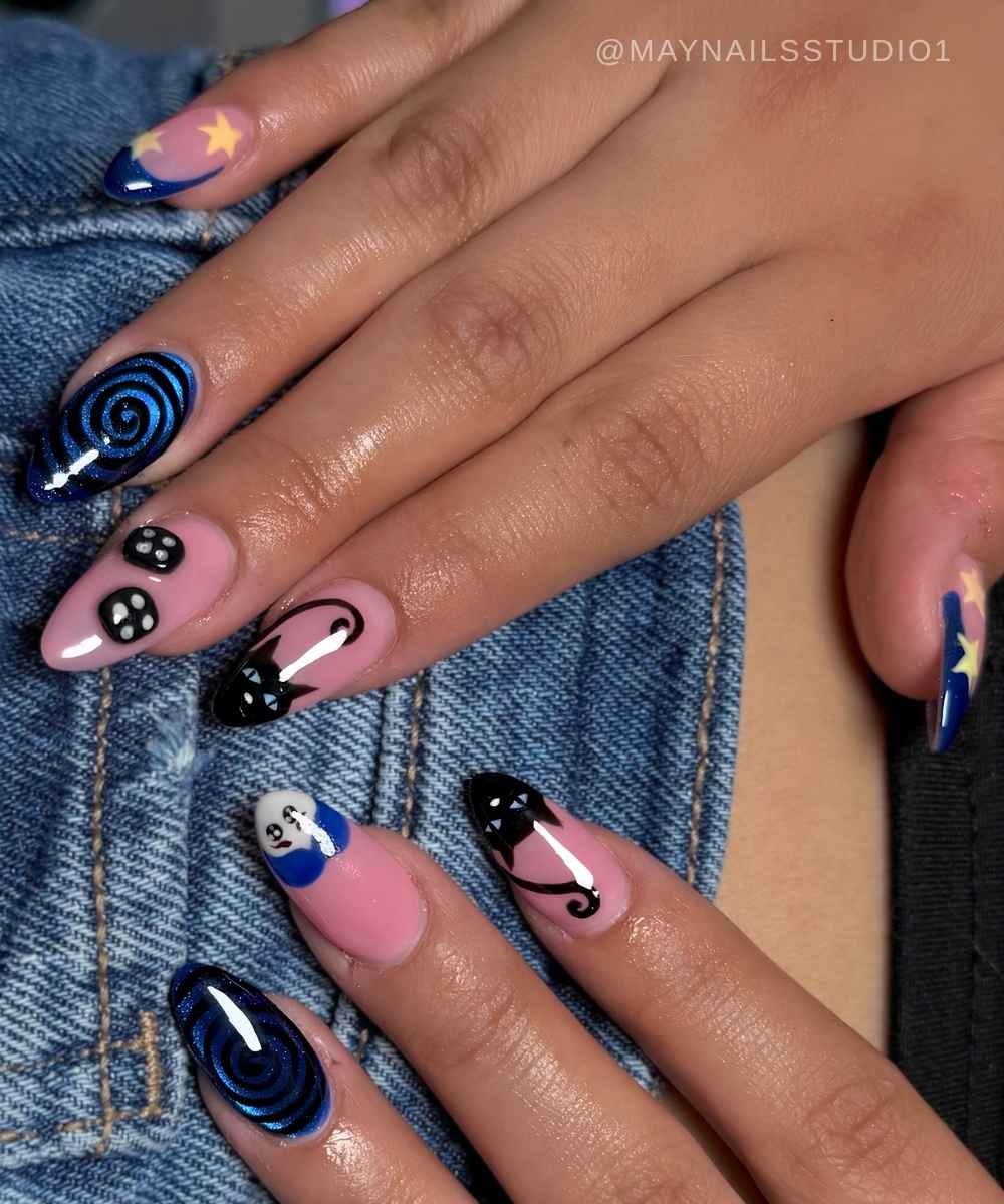 Schwarze und blaue Coraline Naegel