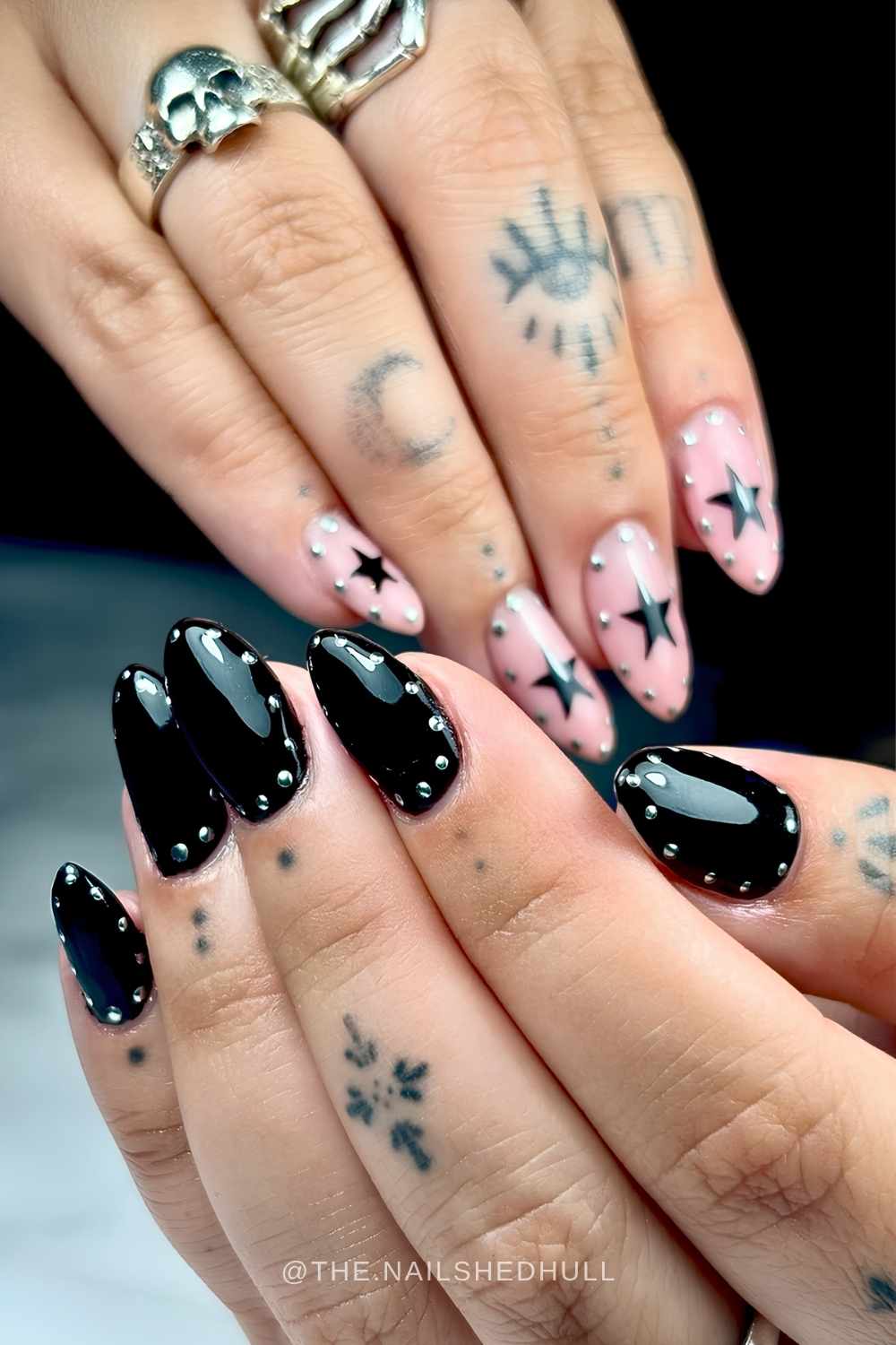Schwarze und rosa Naegel mit Sternen und Silberhalos
