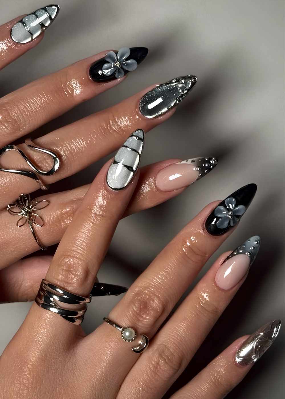 Schwarze und silberne Naegel mit 3D Blumen