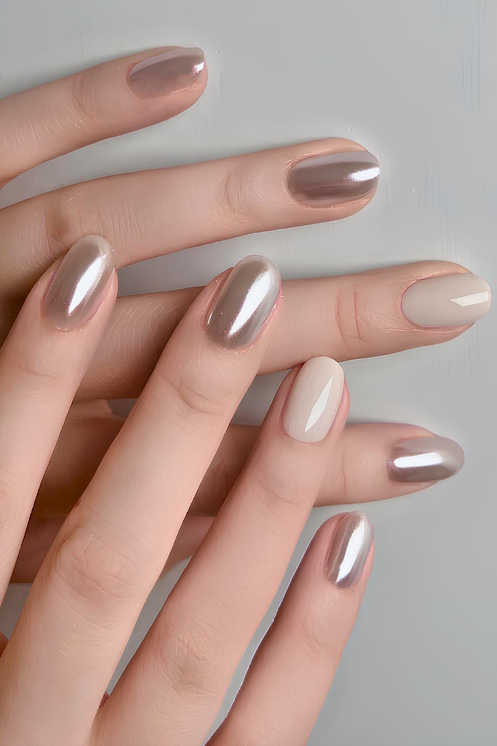 Silberne Chrome Naegel mit Taupe Akzenten