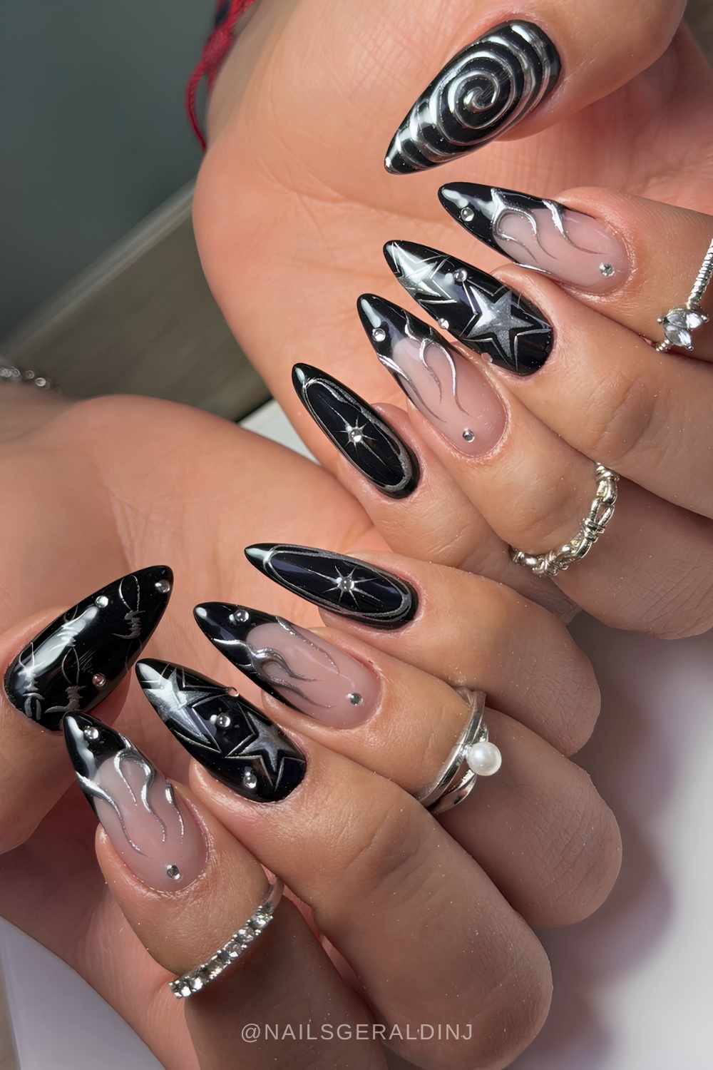 Silberne und schwarze Naegel mit verschiedenen Motiven