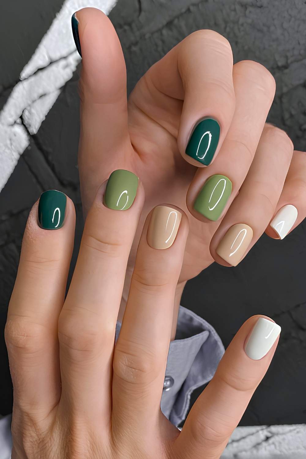 Skittle Nails in Gruen und neutralen Toenen