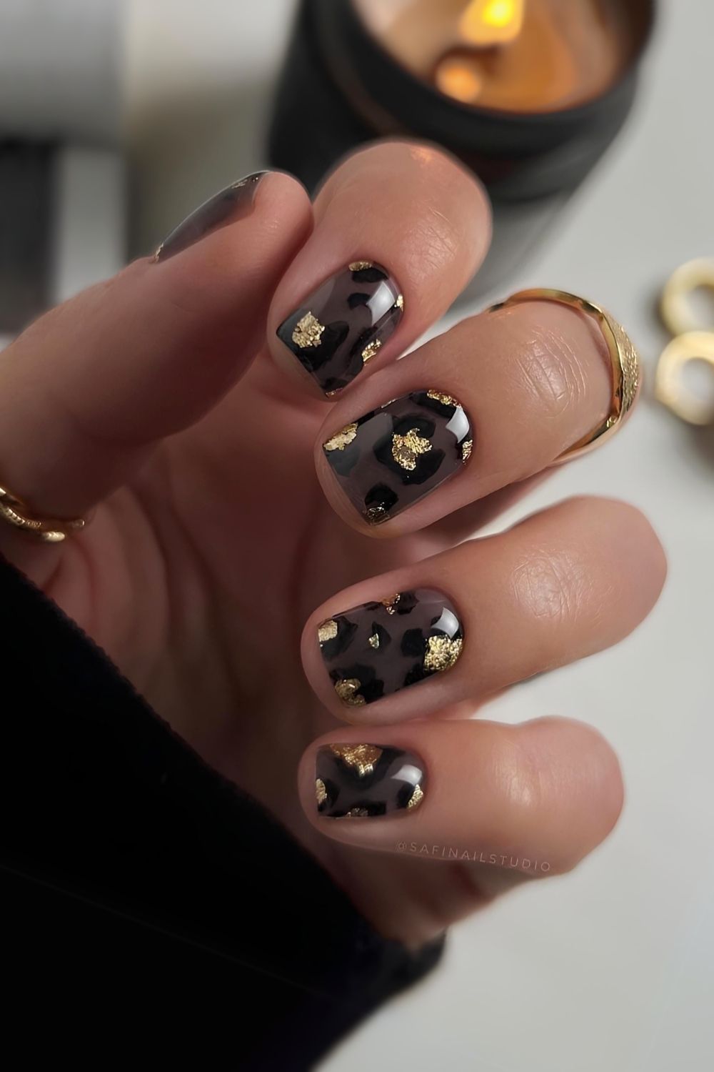 Transparente schwarze Naegel mit Gold und Leopardenmuster