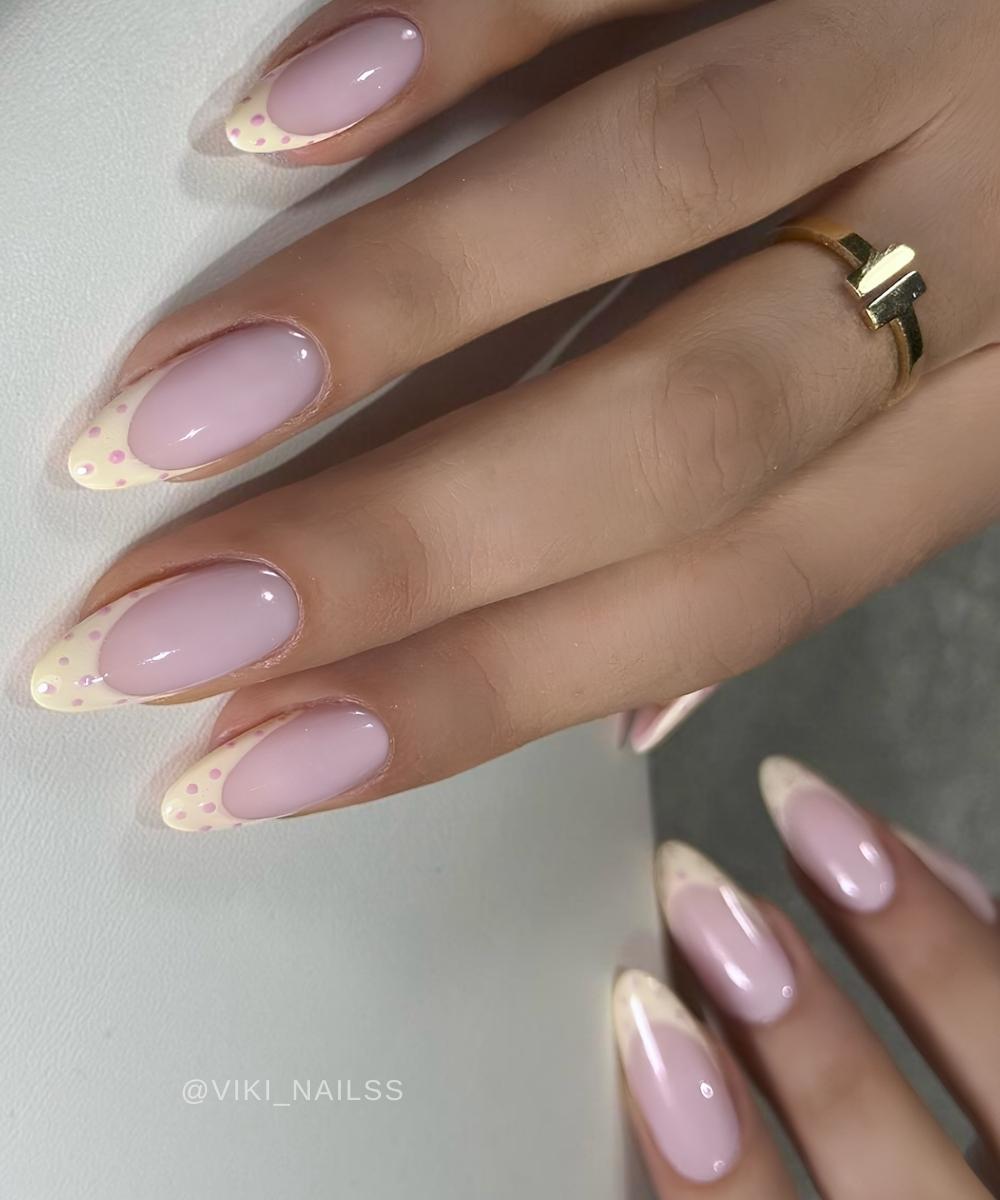Vanilla French Naegel mit rosa Punkten