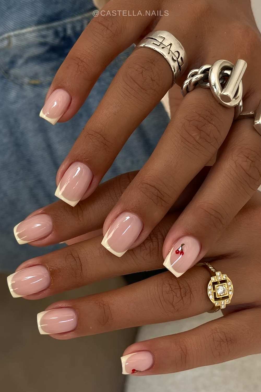 Vanilla Micro French Naegel mit Kirschen