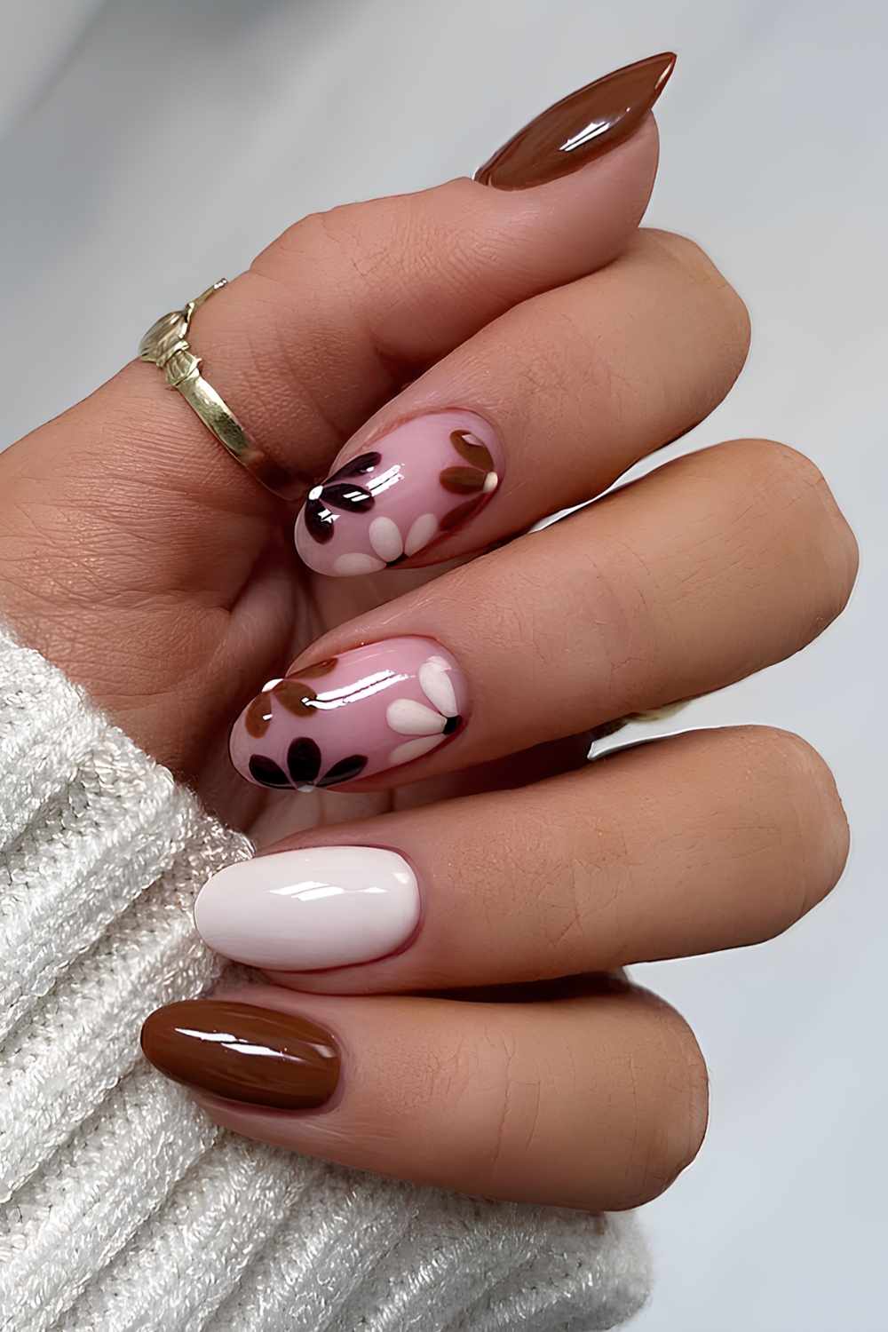 Weiss Braunes Nageldesign mit Blumen