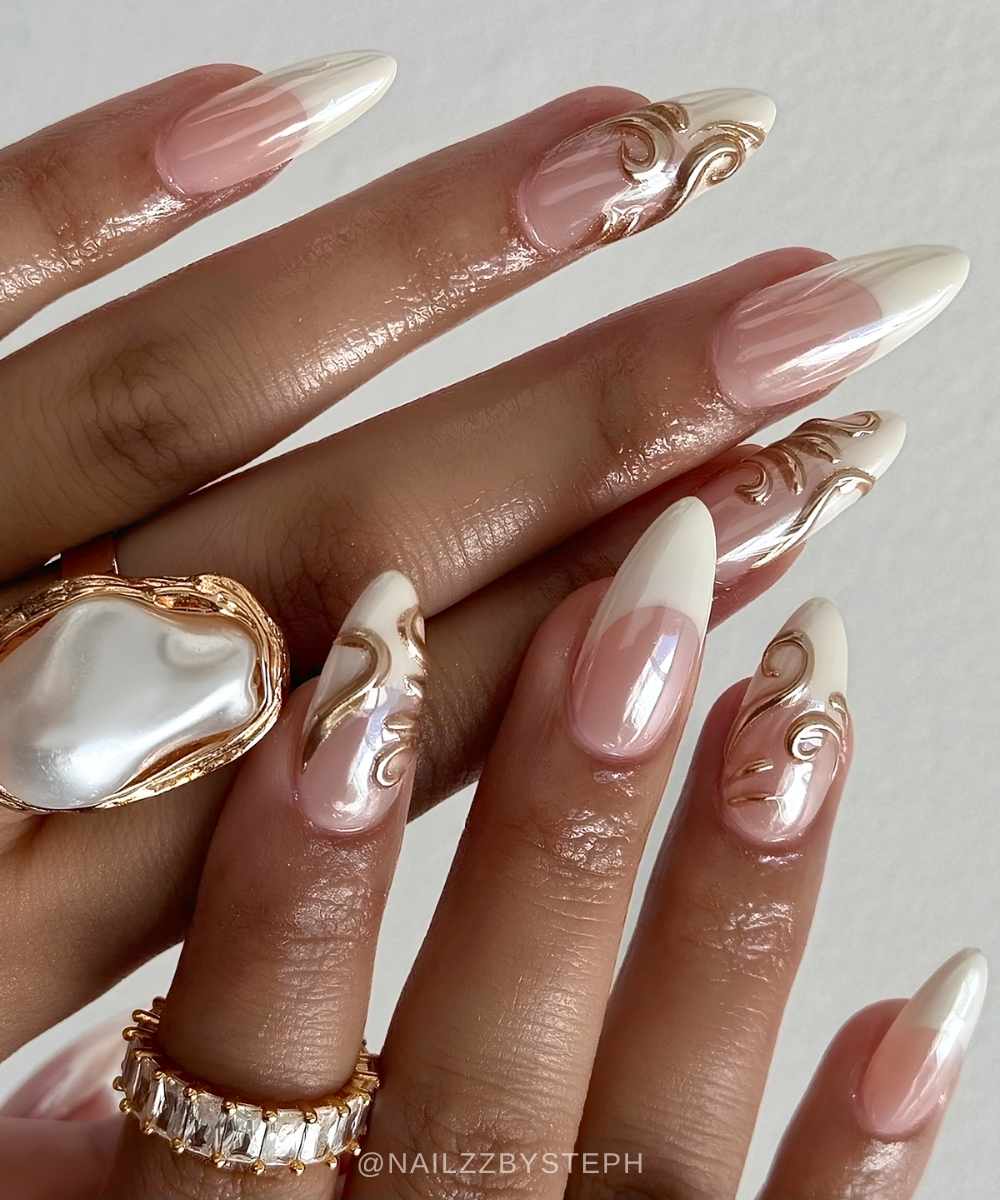 Weisse Chrome French Naegel mit goldenen Schnorkeln