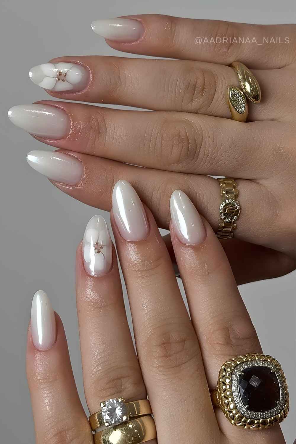Weisse Chrome Naegel mit Blooming Gel Blumen