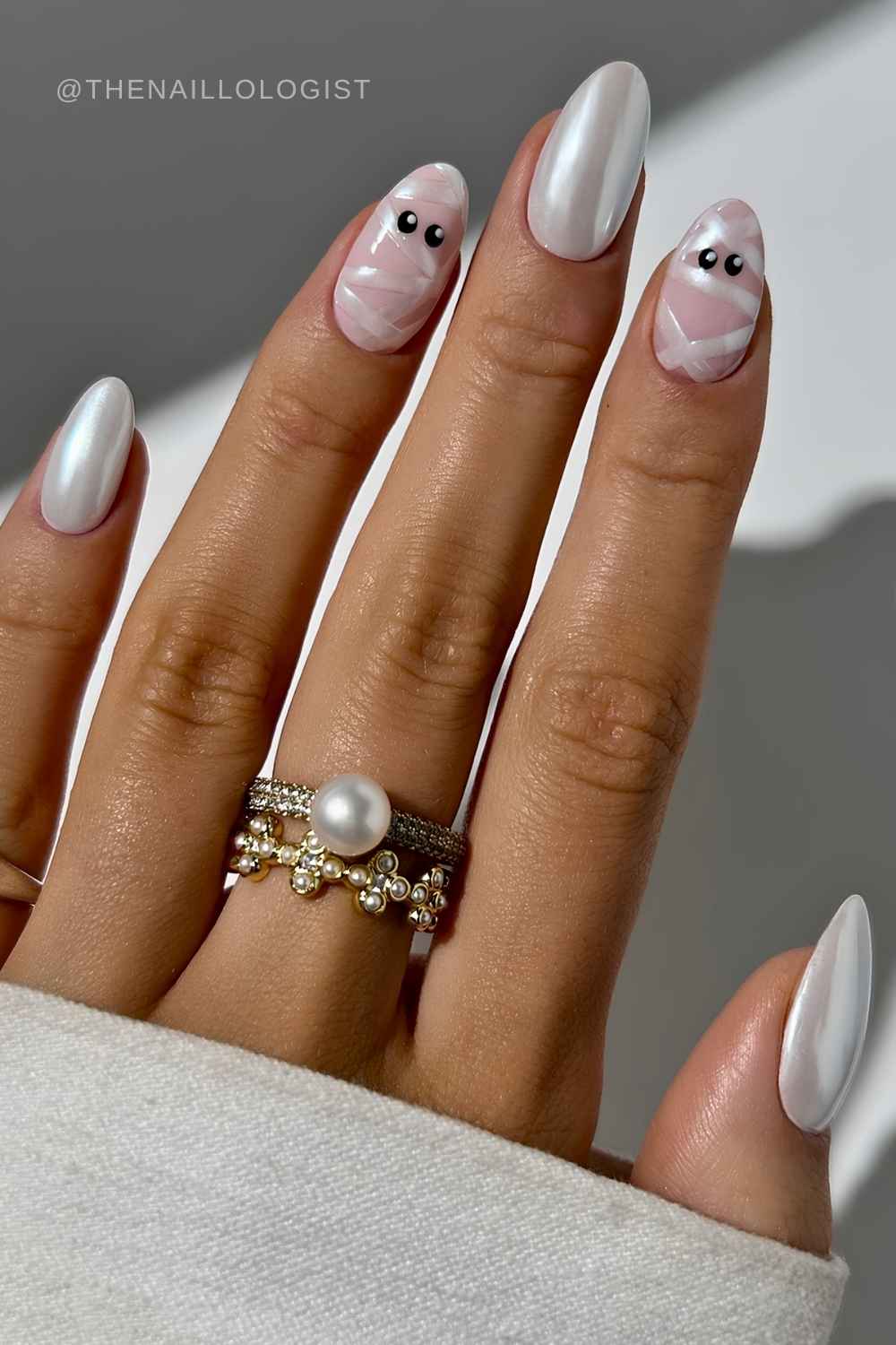Weisse Chrome Naegel mit Mumien Design