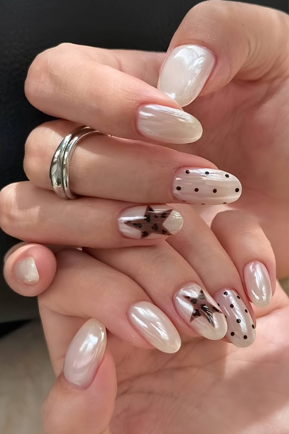 Weisse Chrome Naegel mit Sternen und Punkten