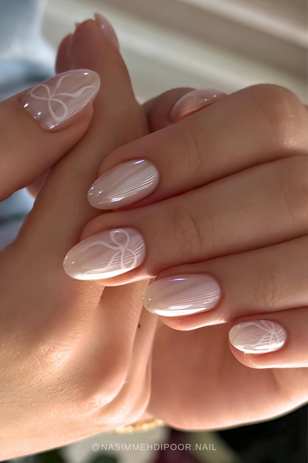 Weisse Chrome Naegel mit feiner Schleife
