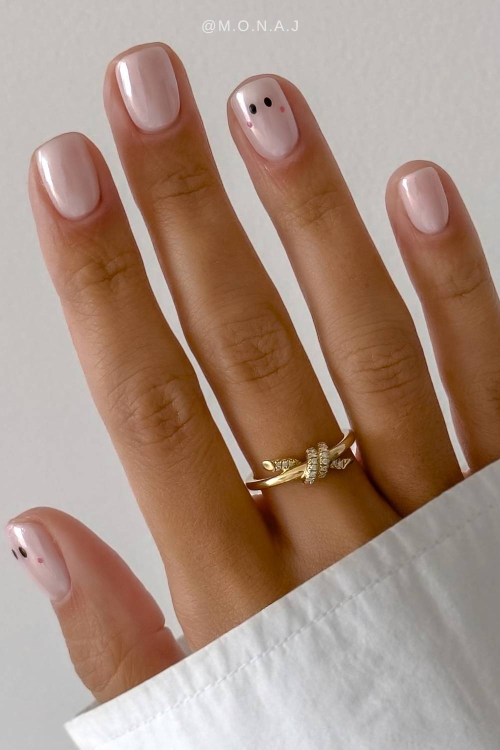Weisse Chrome Naegel mit minimalistischem Halloween Design