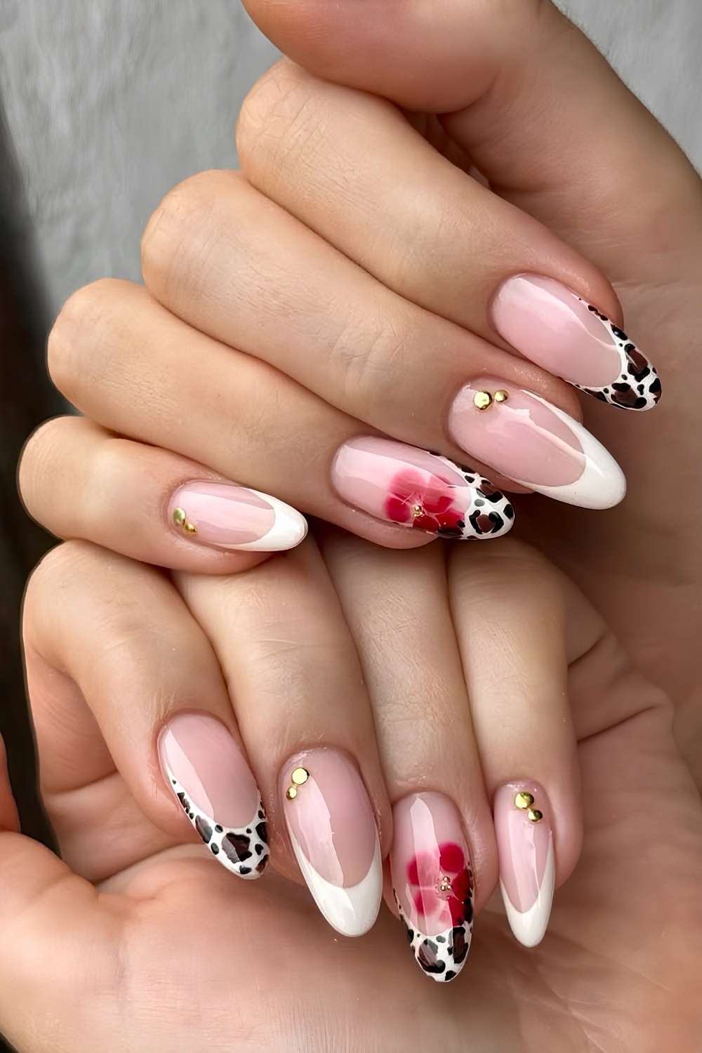 Weisse French Manikuere mit Blooming Gel Blumen und Gepardenmuster