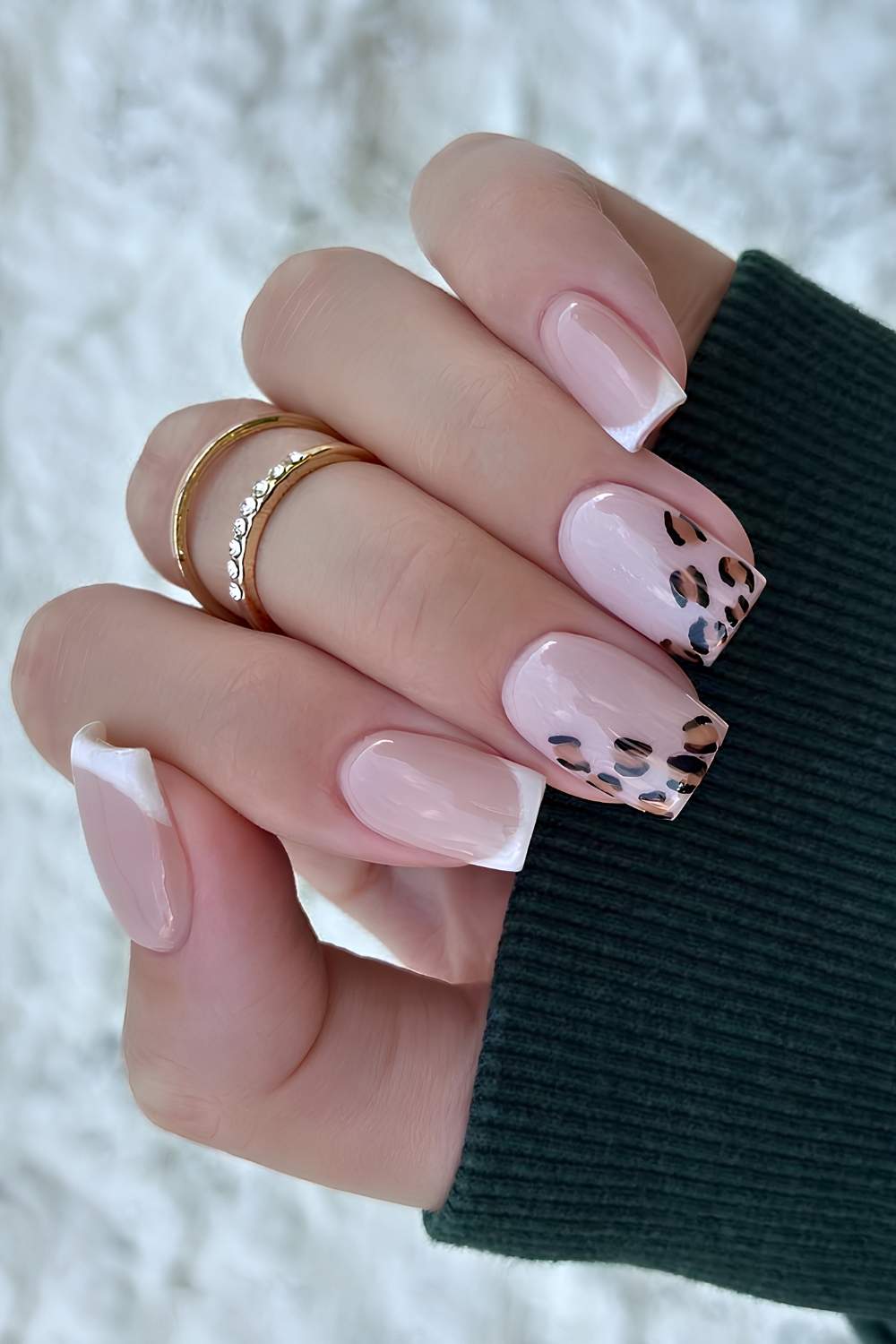 Weisse French Manikuere mit Leopardenflecken