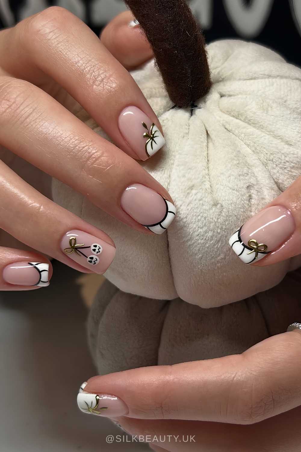 Weisse French Naegel mit Kuerbis Details