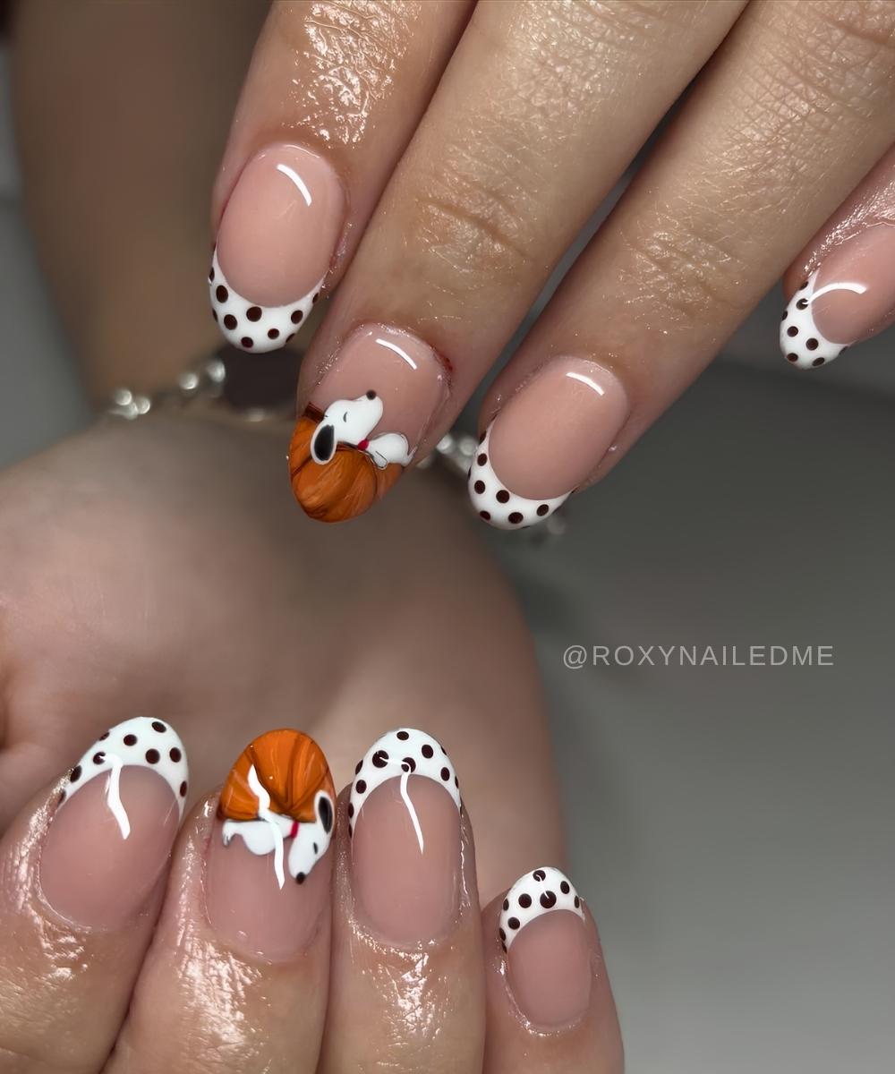 Weisse French Naegel mit Punkten und Snoopy Kuerbis Design