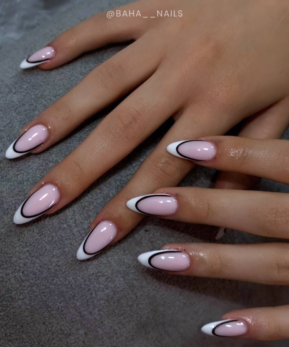Weisse French Tips mit schwarzen Konturen