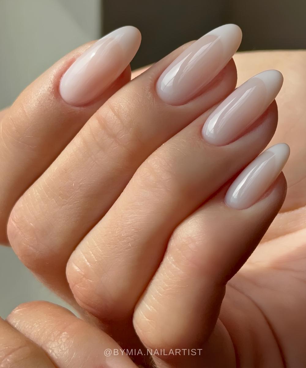 Zarte milchige Vanilla French Manikuere